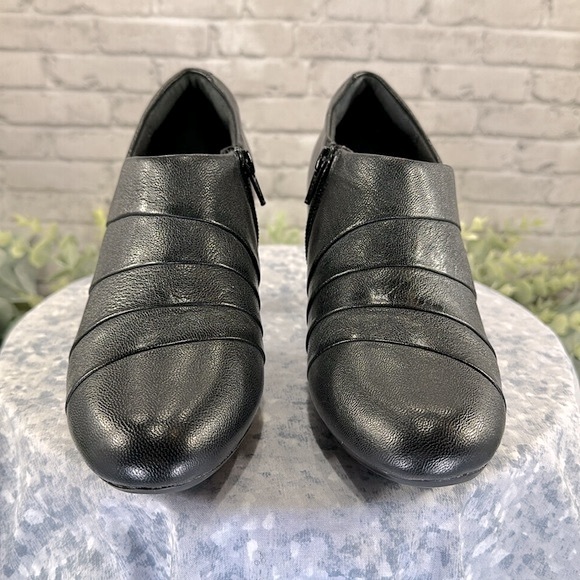 Clark’s Bendables Black Leather Layered Side-Zip RoundToe Shootie Heels WMS 6M - Picture 2 of 11